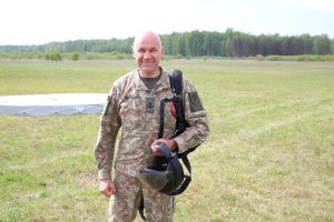 Lietuvos karininkas atliko 9000-ąjį šuolį parašiutu
