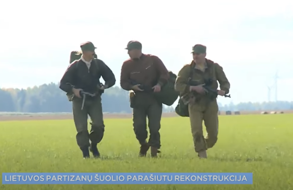Tauragės rajone buvo atkurtas partizanų vado Juozo Lukšos-Daumanto šuolis parašiutu